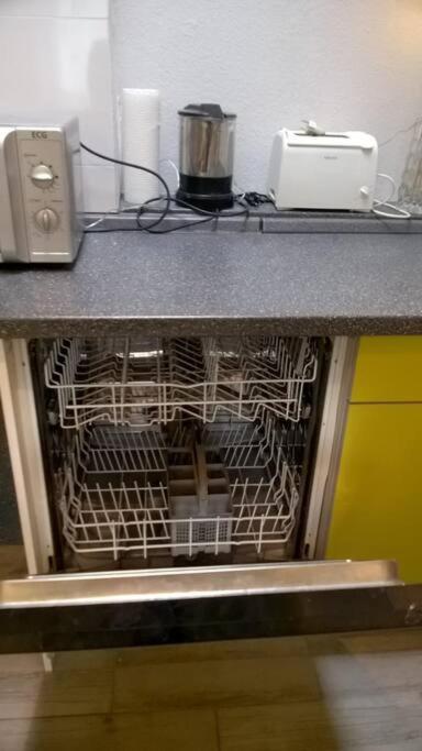 Toll Apartment Mit Privatem Eingang Free Parking Slbst Check-In Netflix 30 Zone Ruhig Дуйсбург Екстер'єр фото